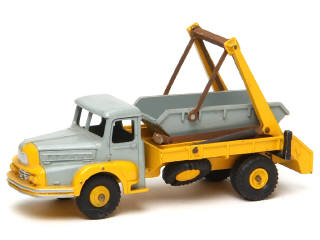 Lot 554 - DINKY TOYS (FRANCE) (1)