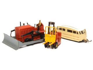 Lot 658 - DINKY TOYS (FRANCE) (3)