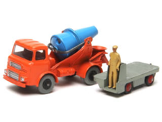 Lot 484 - DINKY TOYS (GB) (2)