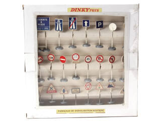 Lot 506 - DINKY TOYS (FRANCE) (23)