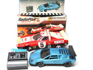 Lot 211 - DIVERS (2)