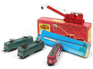 Lot 128 - DIVERS (5)