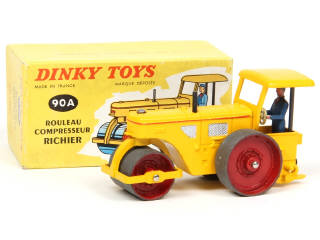 Lot 167 - DINKY TOYS (FRANCE) (1)