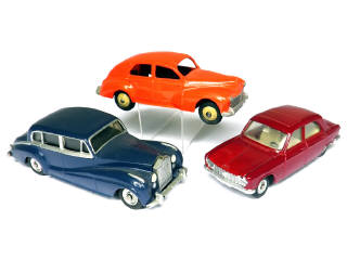 Lot 235 - DINKY TOYS (FRANCE) (3)