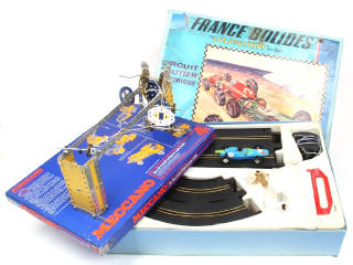 Lot 216 - DIVERS (2)