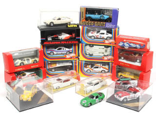 Lot 231 - DIVERS (17)