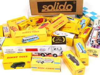 Lot 202 - DINKY TOYS (30)