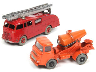 Lot 274 - DINKY TOYS (GB) (2)