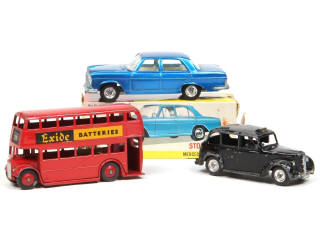 Lot 383 - DINKY TOYS (GB) (3)