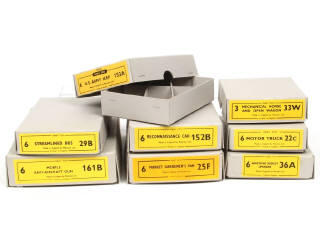 Lot 324 - DIVERS (8)