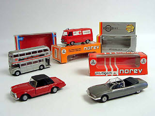 Lot 762 - DIVERS (4)