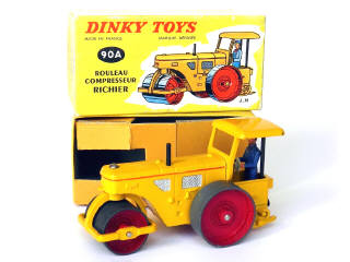 Lot 252 - DINKY TOYS (FRANCE) (1)