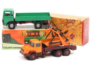 Lot 171 - DIVERS (2)