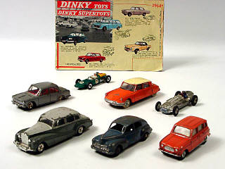 Lot 646 - DINKY TOYS (8)