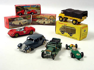 Lot 411 - DIVERS (8)