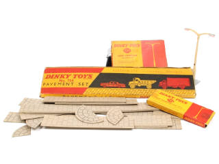 Lot 411 - DINKY TOYS (GB) (3)