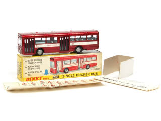 Lot 305 - DINKY TOYS (GB) (1)
