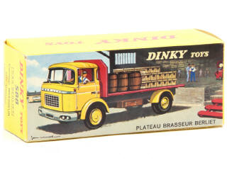 Lot 208 - DINKY TOYS (FRANCE) (1)