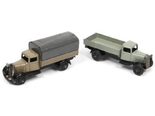 Lot 370 - DINKY TOYS (GB) (2)