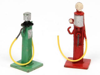 Lot 335 - DINKY TOYS (GB) (2)