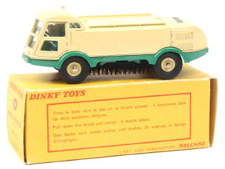 Lot 570 - DINKY TOYS (FRANCE) (1)