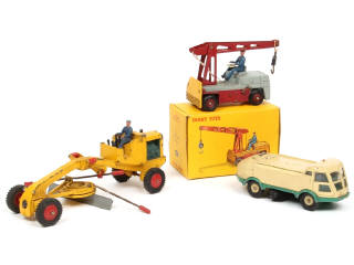 Lot 413 - DINKY TOYS (FRANCE) (3)