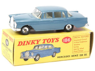 Lot 565 - DINKY TOYS (GB) (1)