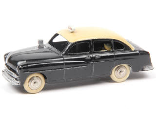 Lot 455 - DINKY TOYS (FRANCE) (1)