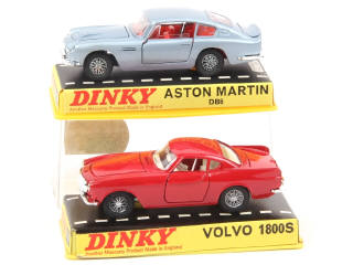 Lot 133 - DINKY TOYS (GB) (2)