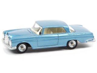 Lot 177 - DINKY TOYS (FRANCE) (1)