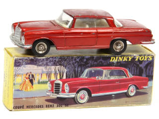 Lot 252 - DINKY TOYS (FRANCE) (1)