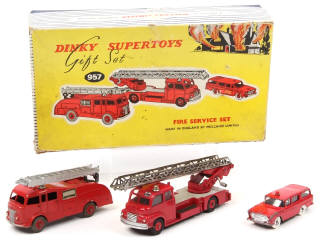 Lot 329 - DINKY TOYS (GB) (4)