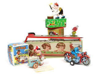 Lot 147 - DIVERS (4)