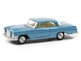 Lot 328 - DINKY TOYS (FRANCE) (1)