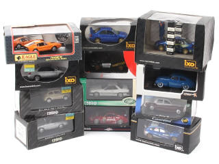 Lot 254 - DIVERS (12)