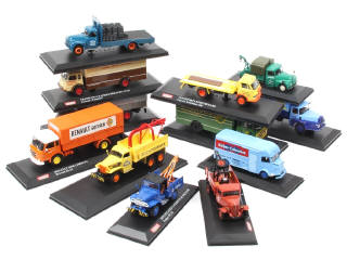 Lot 246 - DIVERS (12)