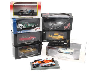 Lot 328 - DIVERS (8)
