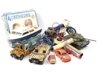 Lot 140 - DIVERS (9)