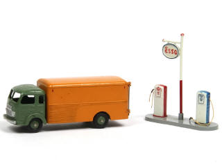 Lot 422 - DINKY TOYS (FRANCE) (2)