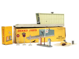 Lot 391 - DINKY TOYS (FRANCE) (1)