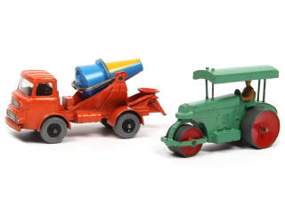 Lot 284 - DINKY TOYS (GB) (2)