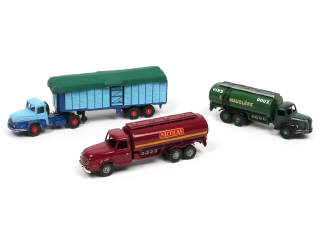 Lot 421 - DIVERS (3)