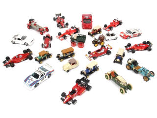 Lot 235 - DIVERS (24)