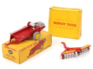 Lot 240 - DINKY TOYS (GB) (2)