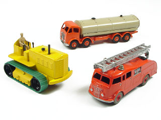 Lot 122 - DINKY TOYS (GB) (3)