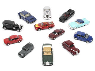 Lot 143 - DIVERS (12)