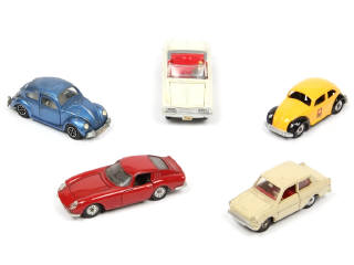 Lot 411 - DINKY TOYS (5)