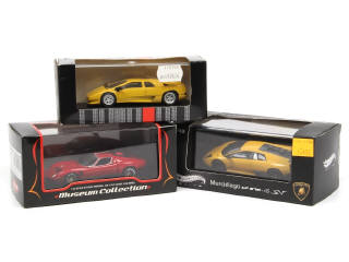 Lot 139 - DIVERS (3)