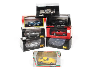 Lot 148 - DIVERS (8)