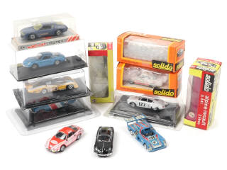 Lot 214 - DIVERS (11)